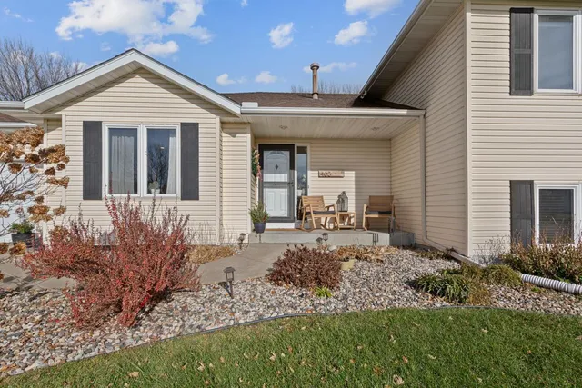 $429,900 | 405 Thomas Drive, Eagle Lake, MN 56024