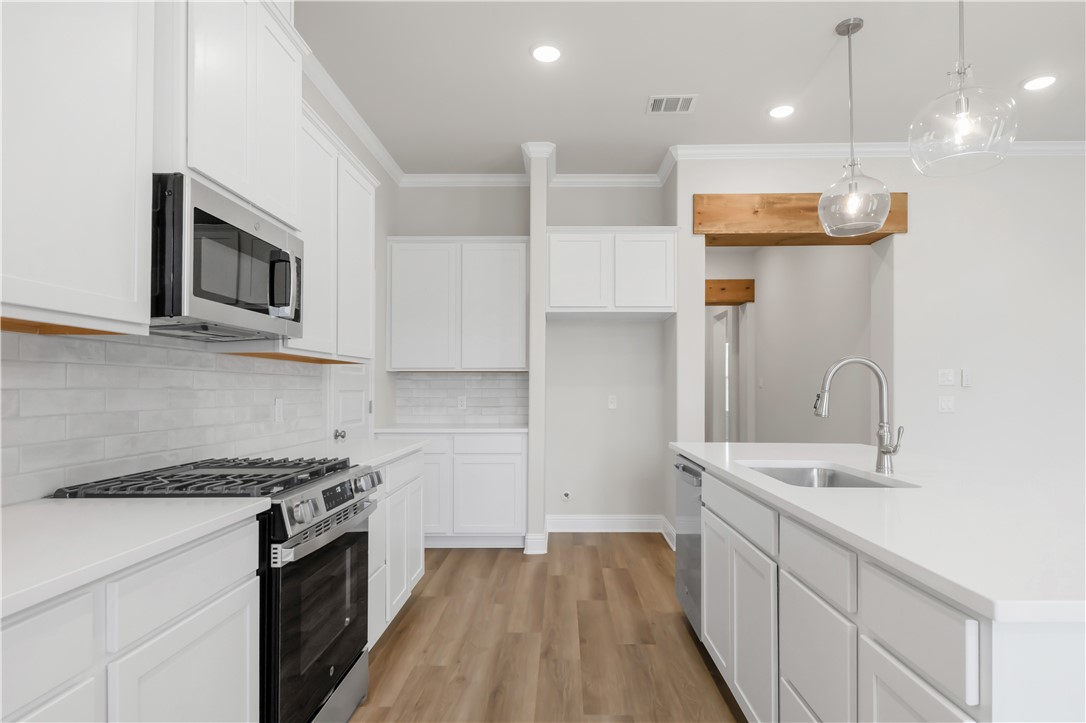 2910 Captain Court Bryan, TX 77808 - Photo 10 of 31 Kitchen