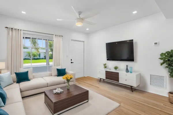 $2,200 | 401 Northeast 2nd Avenue, Unit 6, Delray Beach, FL 33444