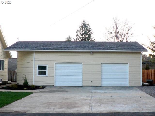 18024 Southeast Marie Street Portland, OR 97236 - Photo 23 of 31 a view of outdoor space and garage