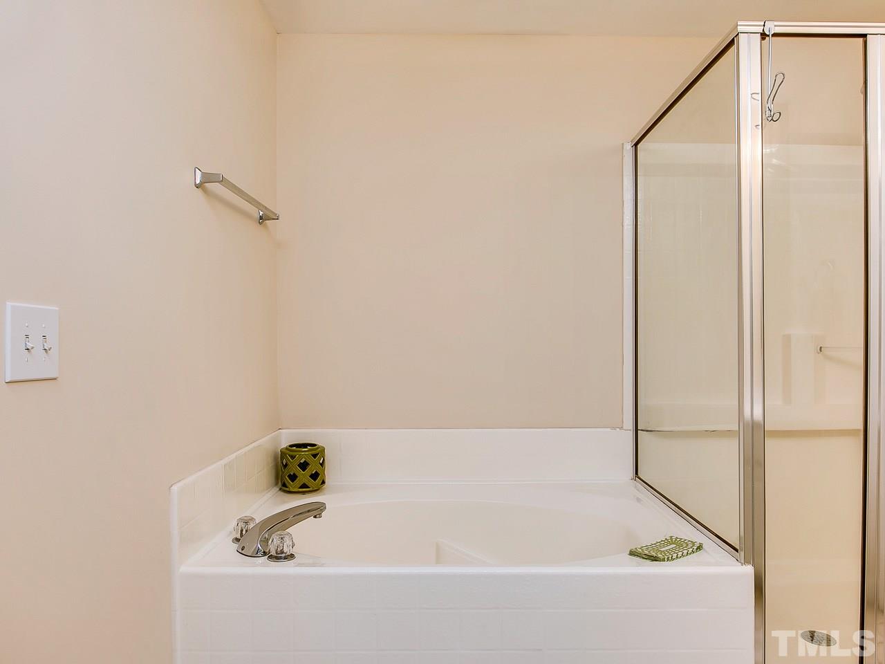 832 Kings Cross Way Raleigh, NC 27615 - Photo 20 of 25 a bathroom with a bathtub