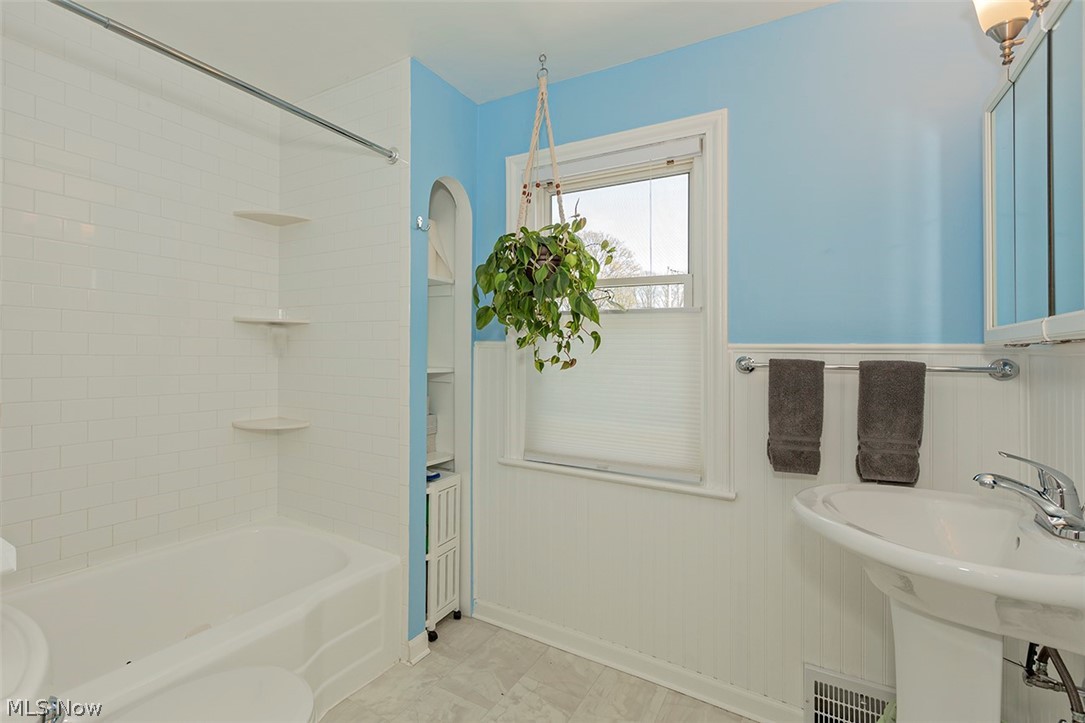 1427 Evanston Road Cleveland, OH 44124 - Photo 20 of 30