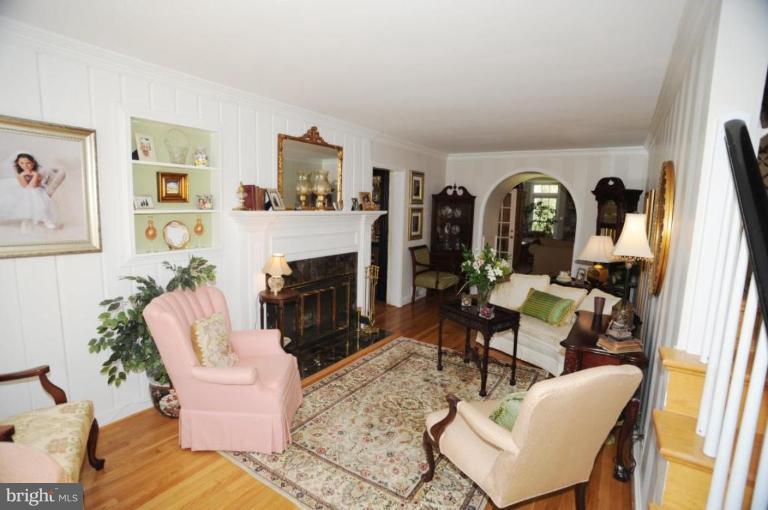 9219 Bells Mill Road Potomac, MD 20854 - Photo 3 of 21 Living Room