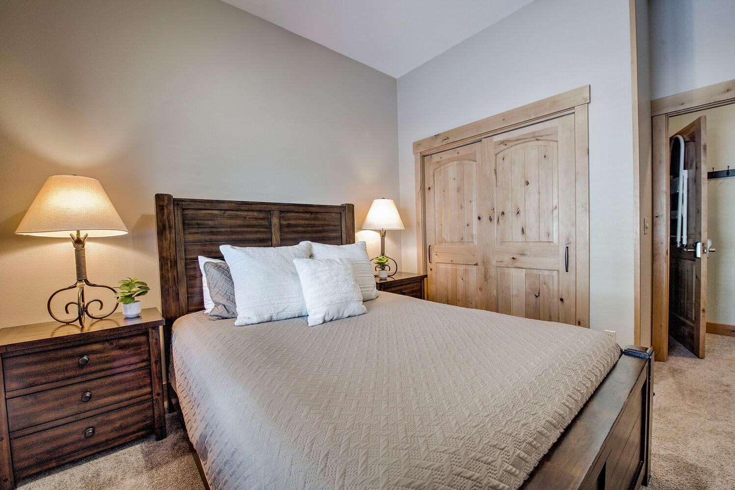 41 Washington Lode Breckenridge, CO 80424 - Photo 23 of 35 a bedroom with a bed and a lamp