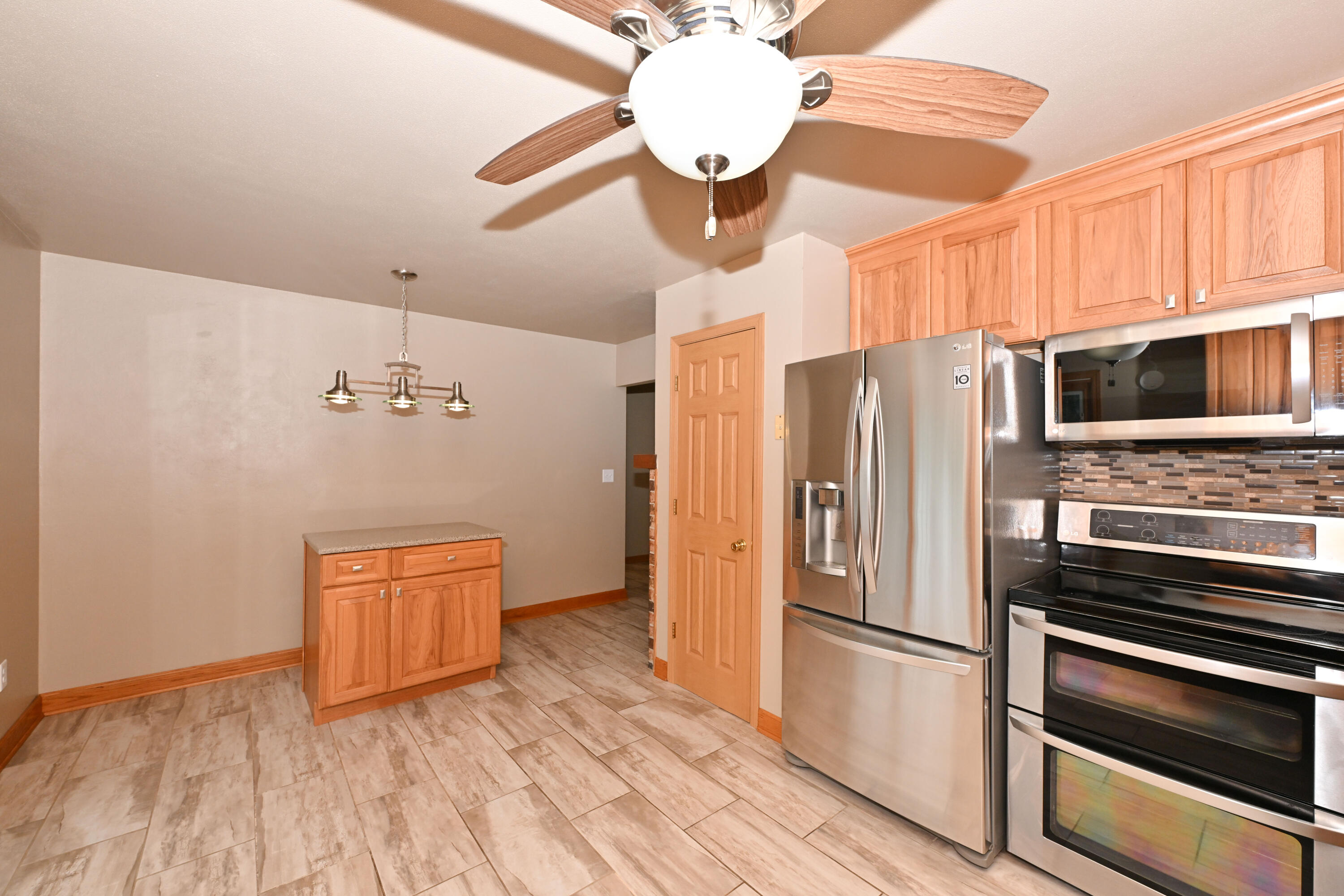 12237 West Larkspur Road Franklin, WI 53132 - Photo 12 of 42 Kitchen