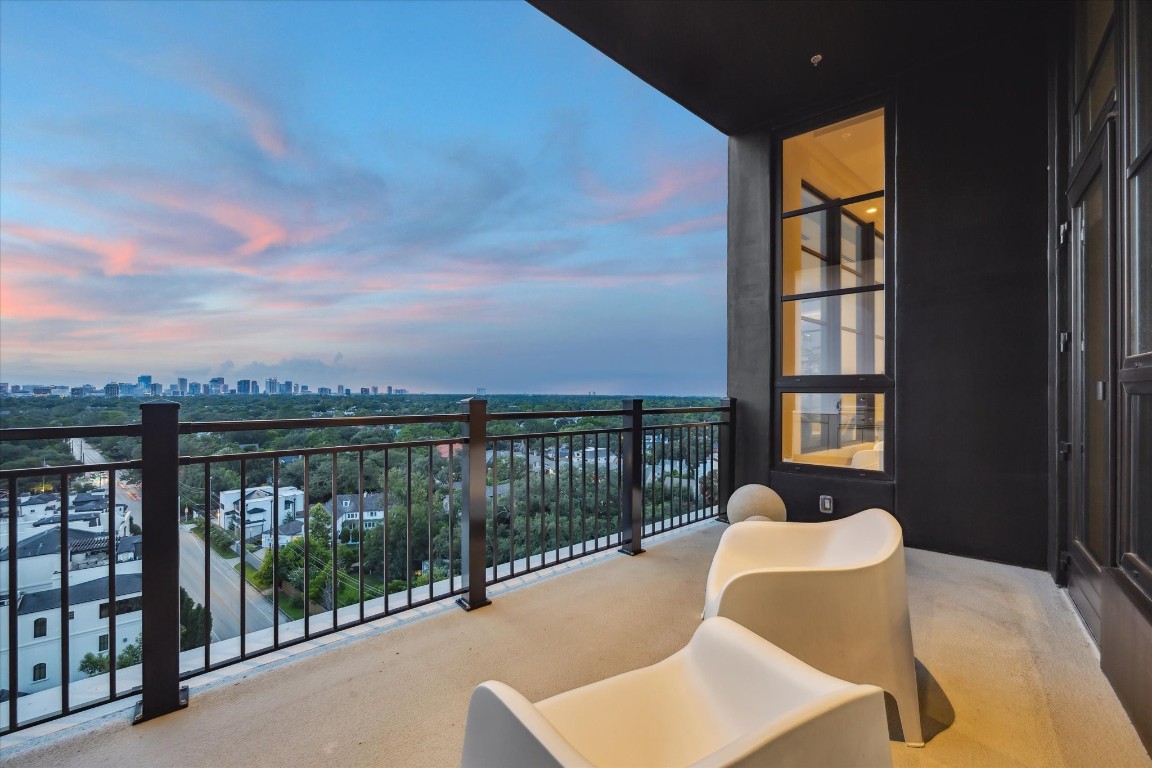 2323 San Felipe Street, Unit 1101 Houston, TX 77019 - Photo 17 of 24 a balcony with table and chairs