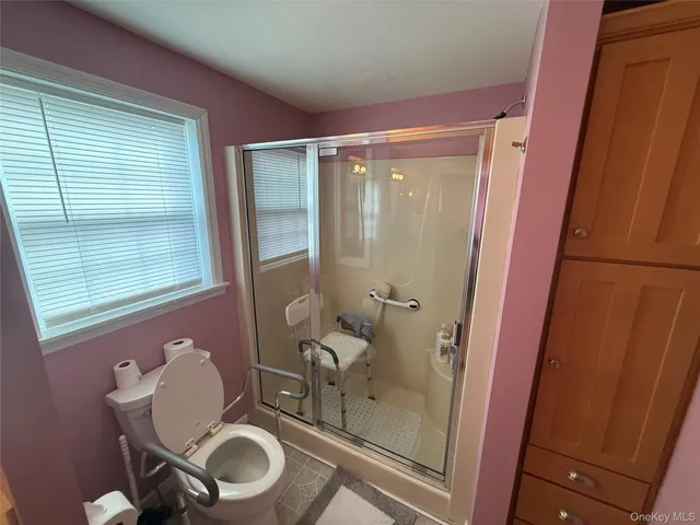 a en suite bathroom with a double vanity sink and a mirror