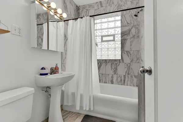 $1,700 | 5454 South Cornell Avenue, Unit 3E, Chicago, IL 60615