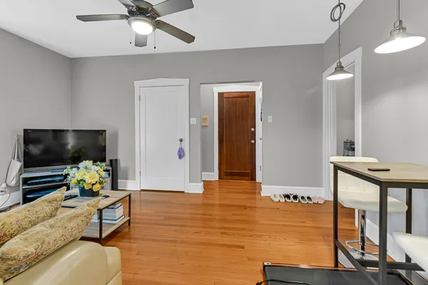 $1,700 | 5454 South Cornell Avenue, Unit 3E, Chicago, IL 60615