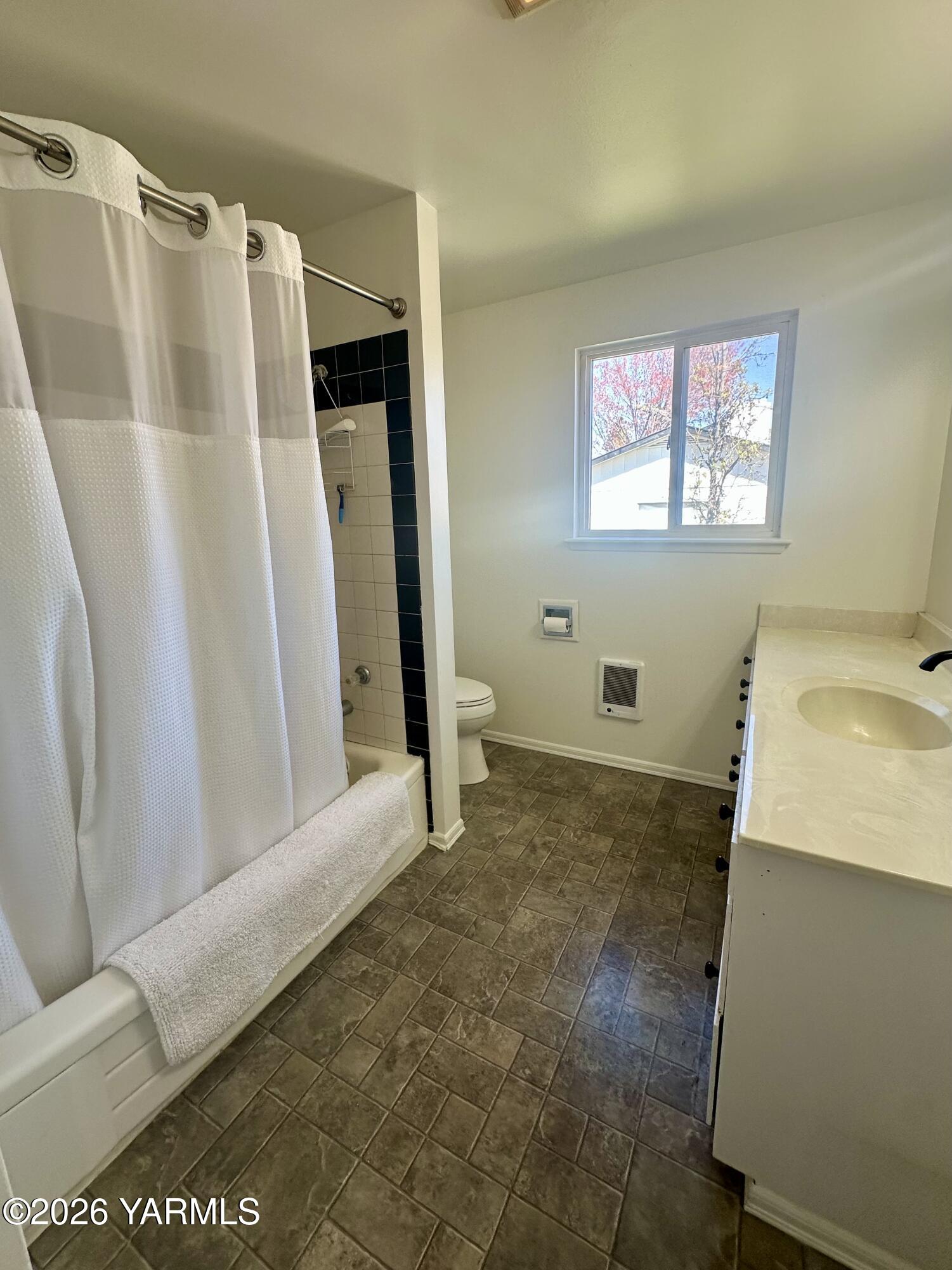 3001 Clinton Way Yakima, WA 98902 - Photo 17 of 38 Up Stairs Bath