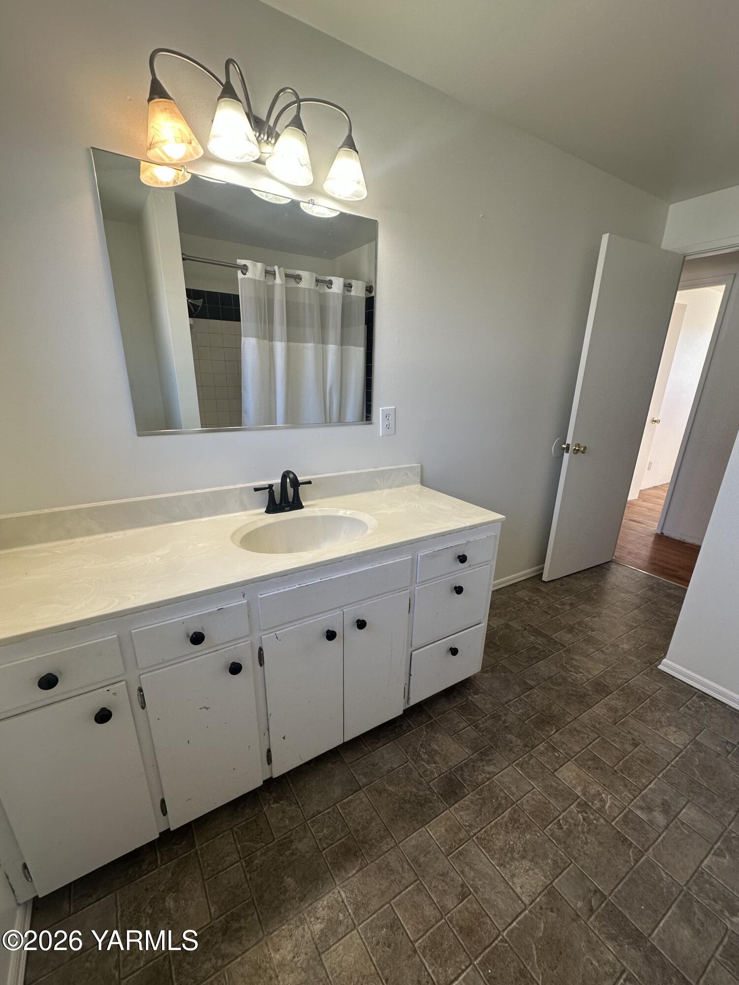 3001 Clinton Way Yakima, WA 98902 - Photo 18 of 38 Upstairs Main Bath