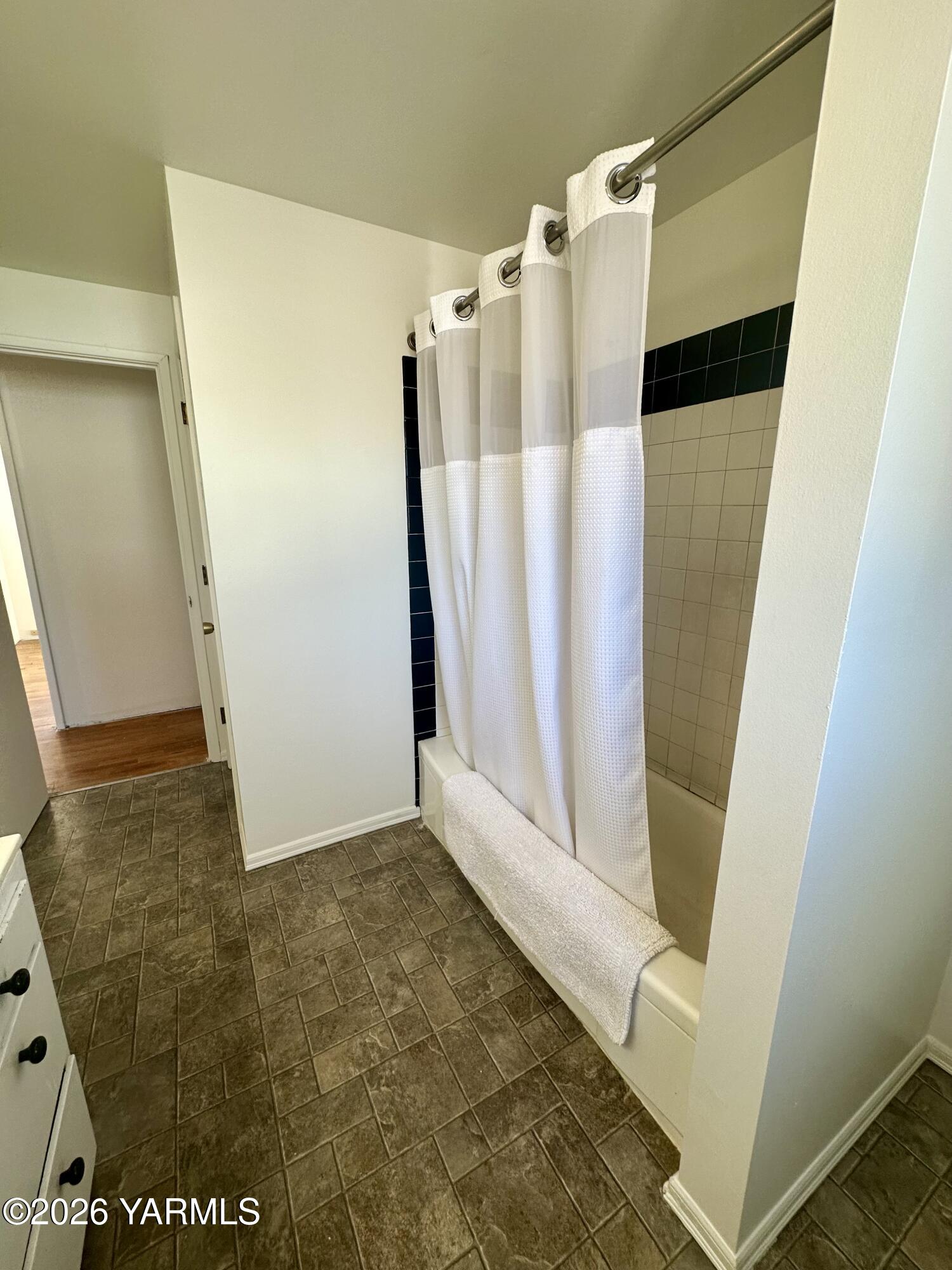 3001 Clinton Way Yakima, WA 98902 - Photo 19 of 38 Upstairs Main bath