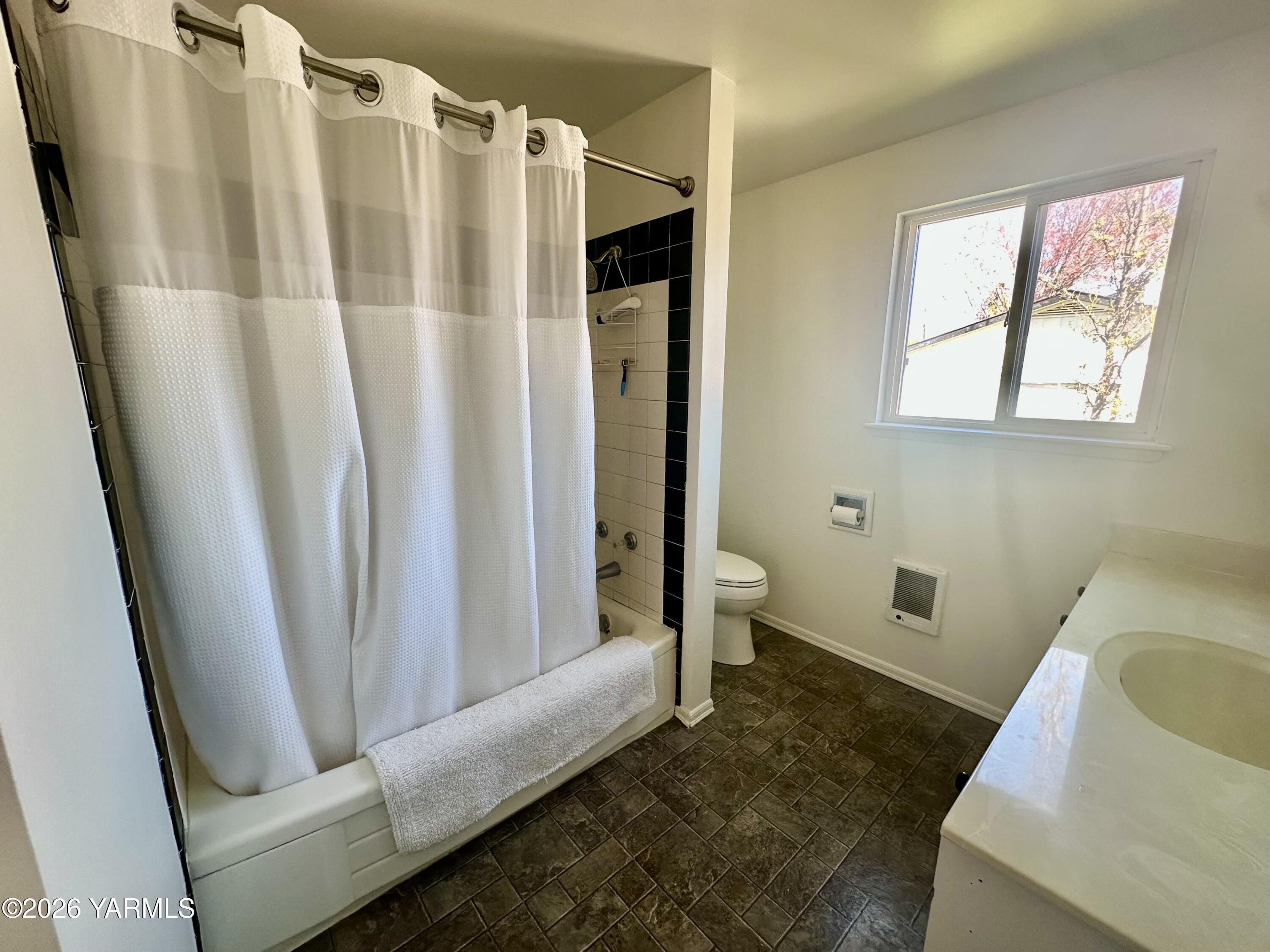 3001 Clinton Way Yakima, WA 98902 - Photo 20 of 38 Up Stairs Bath