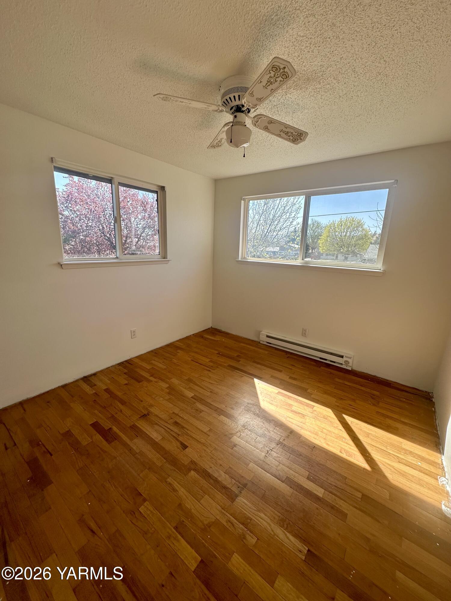 3001 Clinton Way Yakima, WA 98902 - Photo 23 of 38 Second Upstairs Bedroom