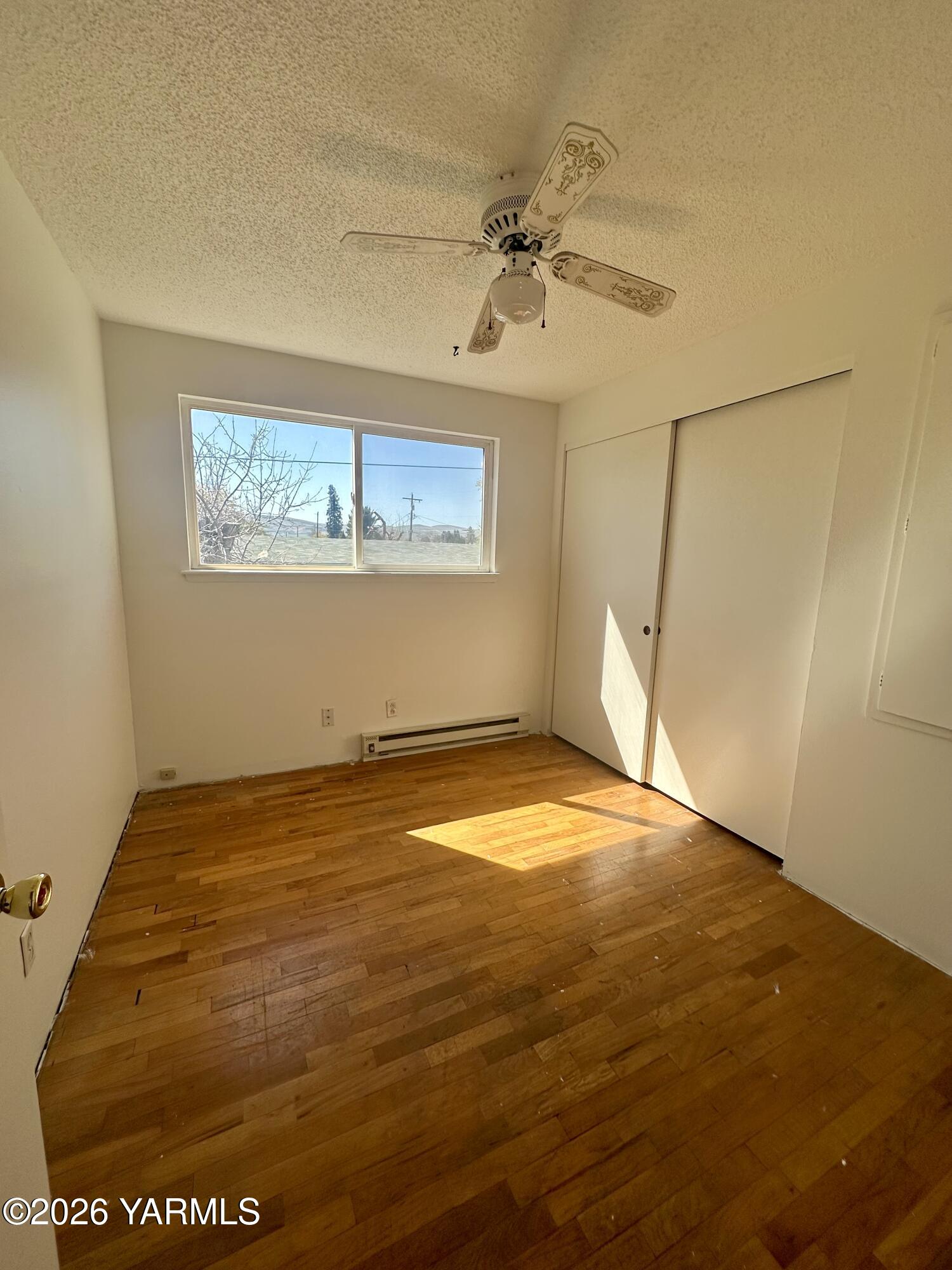 3001 Clinton Way Yakima, WA 98902 - Photo 25 of 38 Third upstairs bedroom