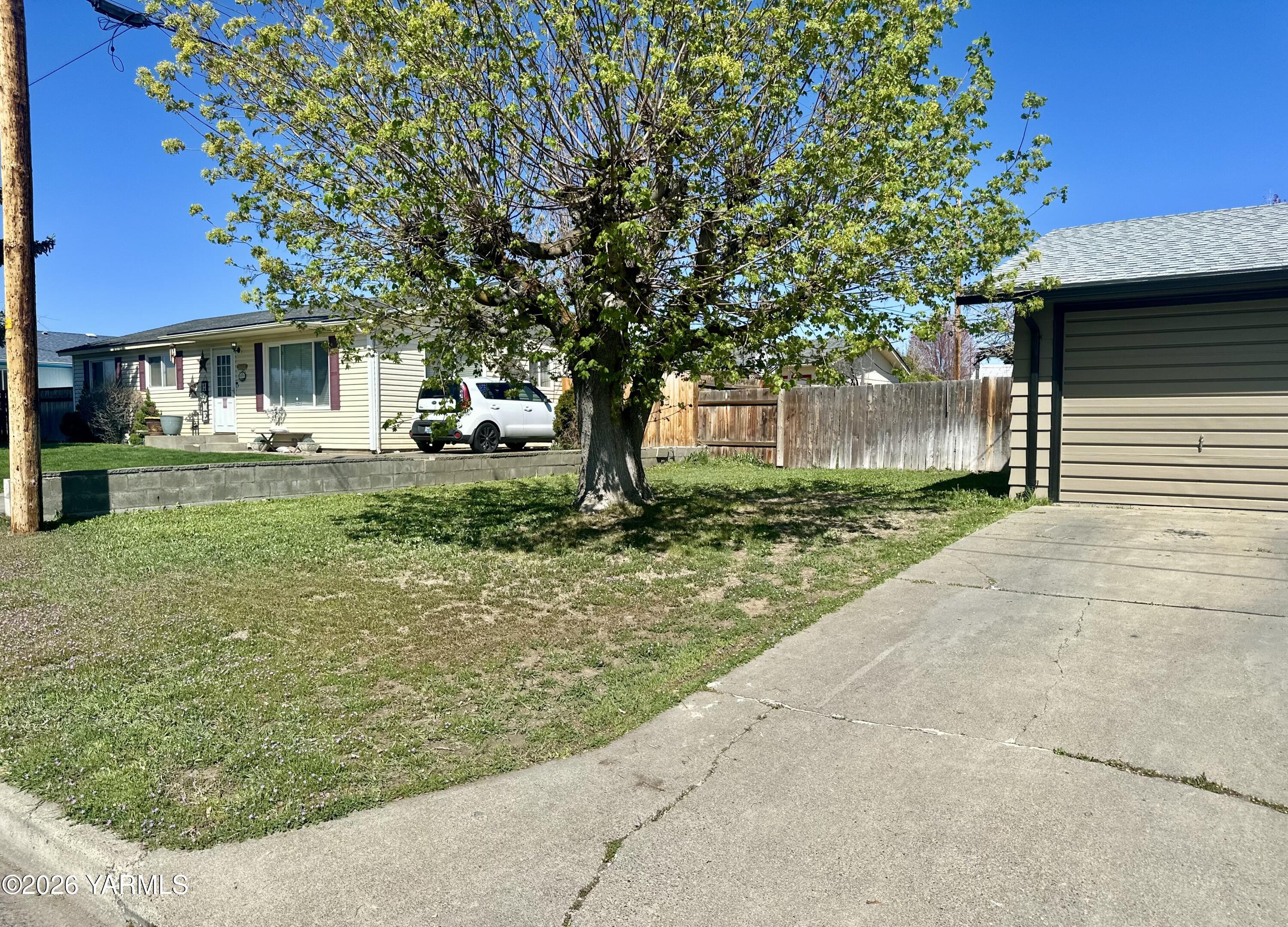 3001 Clinton Way Yakima, WA 98902 - Photo 5 of 38 Side yard