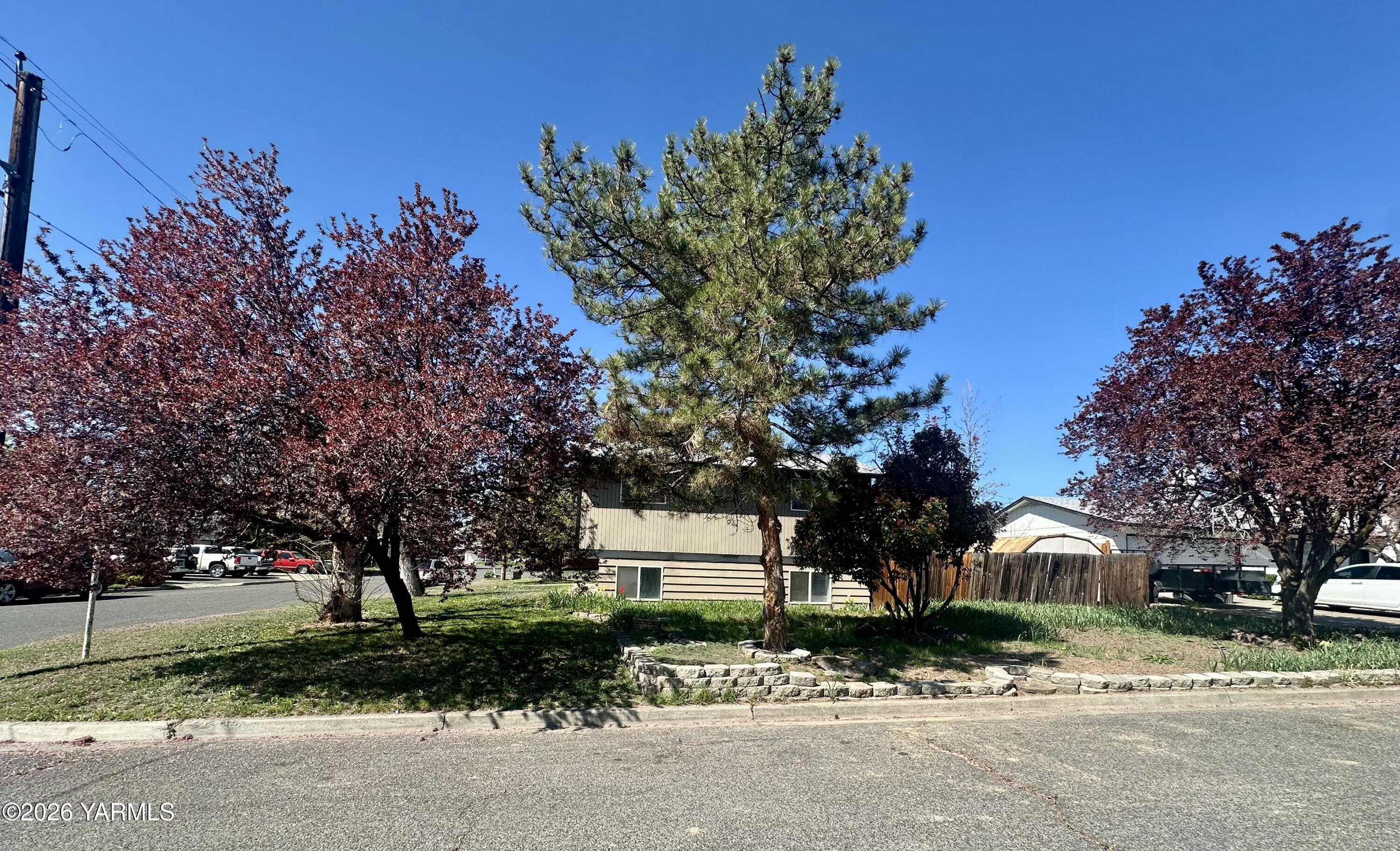 3001 Clinton Way Yakima, WA 98902 - Photo 6 of 38 Side Yard