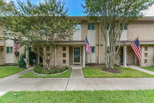 $190,000 | 2330 Lakewood Yacht Club Drive, Unit 3, Seabrook, TX 77586