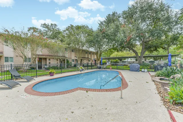 $190,000 | 2330 Lakewood Yacht Club Drive, Unit 3, Seabrook, TX 77586