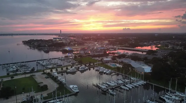 $190,000 | 2330 Lakewood Yacht Club Drive, Unit 3, Seabrook, TX 77586