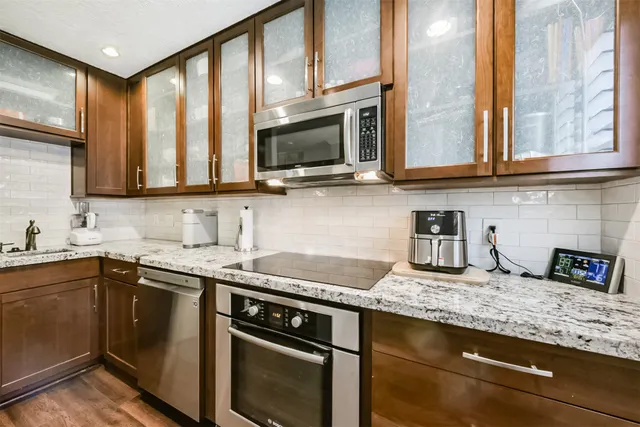 $190,000 | 2330 Lakewood Yacht Club Drive, Unit 3, Seabrook, TX 77586