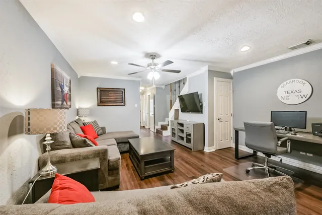 $190,000 | 2330 Lakewood Yacht Club Drive, Unit 3, Seabrook, TX 77586