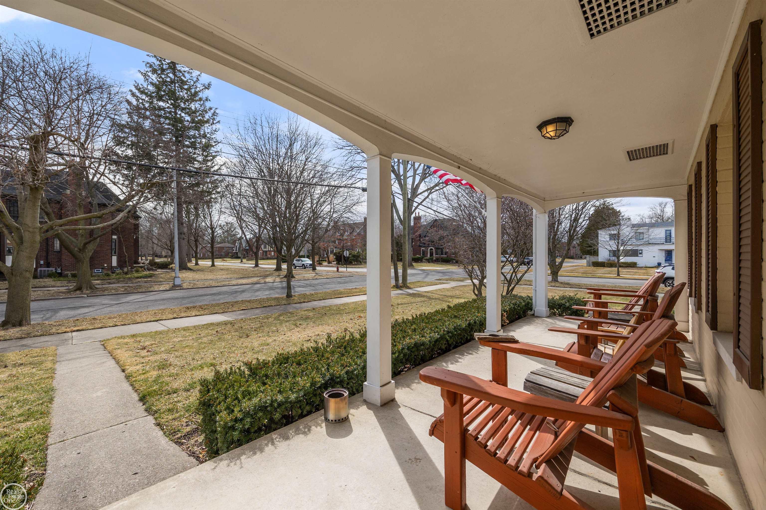 704 Pemberton Road Grosse Pointe, MI 48230 - Photo 4 of 75 50135490-2a9eb070-74b9-4313-8222-6945da358130.JPG