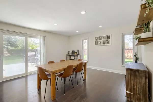 $415,000 | 1310 West Darlington Circle, Hoffman Estates, IL 60169