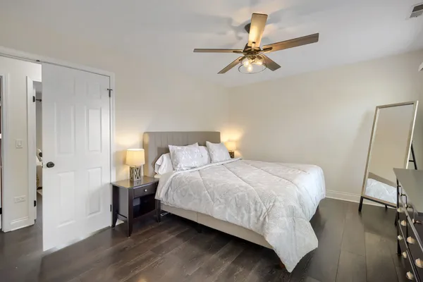 $415,000 | 1310 West Darlington Circle, Hoffman Estates, IL 60169