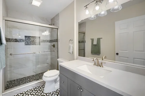$415,000 | 1310 West Darlington Circle, Hoffman Estates, IL 60169