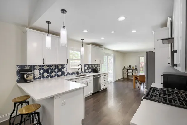 $415,000 | 1310 West Darlington Circle, Hoffman Estates, IL 60169