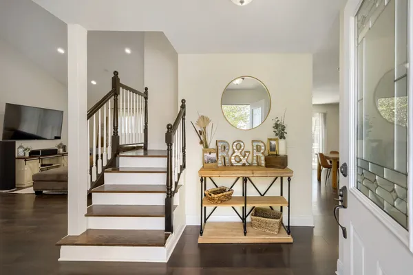 $415,000 | 1310 West Darlington Circle, Hoffman Estates, IL 60169