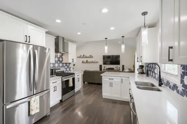$415,000 | 1310 West Darlington Circle, Hoffman Estates, IL 60169