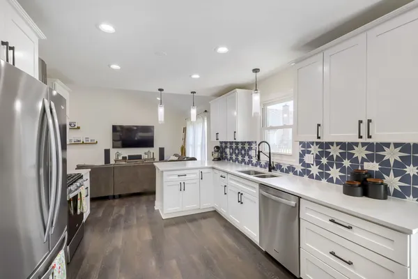 $415,000 | 1310 West Darlington Circle, Hoffman Estates, IL 60169