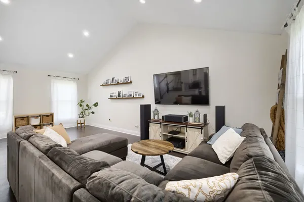 $415,000 | 1310 West Darlington Circle, Hoffman Estates, IL 60169