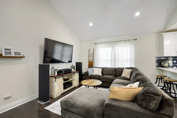$415,000 | 1310 West Darlington Circle, Hoffman Estates, IL 60169