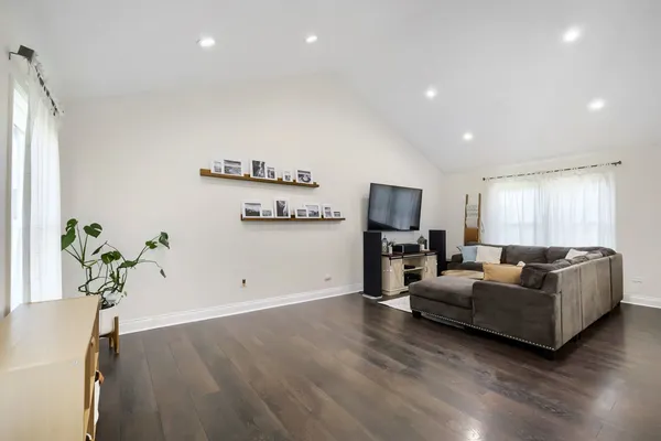 $415,000 | 1310 West Darlington Circle, Hoffman Estates, IL 60169