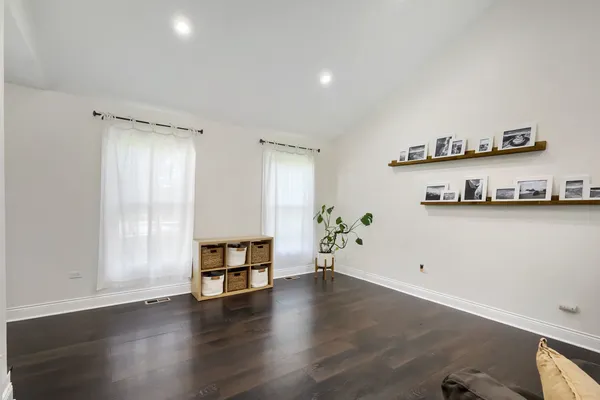 $415,000 | 1310 West Darlington Circle, Hoffman Estates, IL 60169