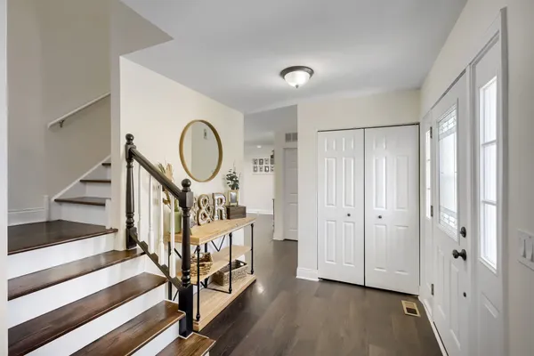 $415,000 | 1310 West Darlington Circle, Hoffman Estates, IL 60169