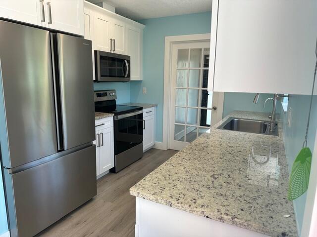 907 Southeast Lake Street Stuart, FL 34994 - Photo 14 of 23 IMG_5978