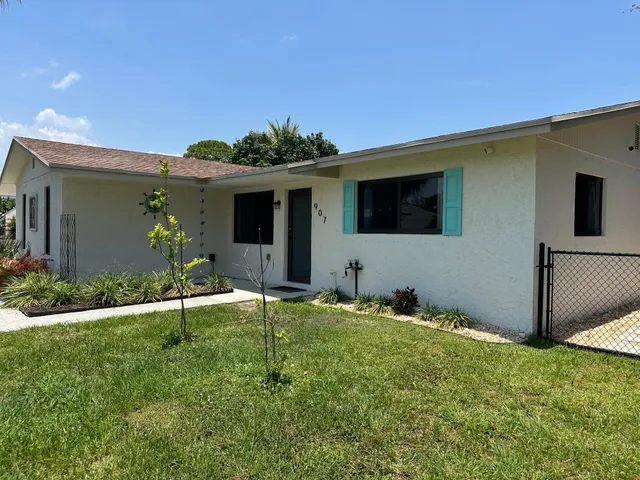 $470,000 | 907 Southeast Lake Street, Stuart, FL 34994