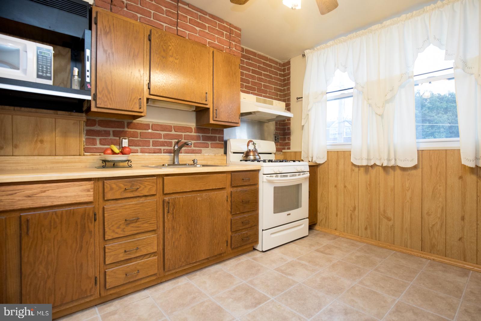 3217 Holly Road Philadelphia, PA 19154 - Photo 9 of 28 Kitchen
