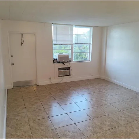 $1,200 | 2457 East Commercial Boulevard, Fort Lauderdale, FL 33308