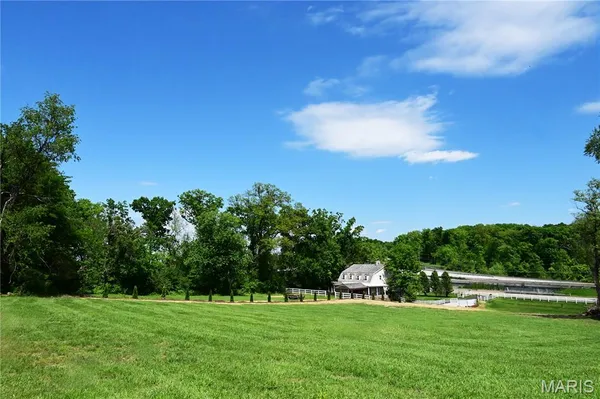 $935,000 | 63 South Woods Mill Road, Chesterfield, MO 63017