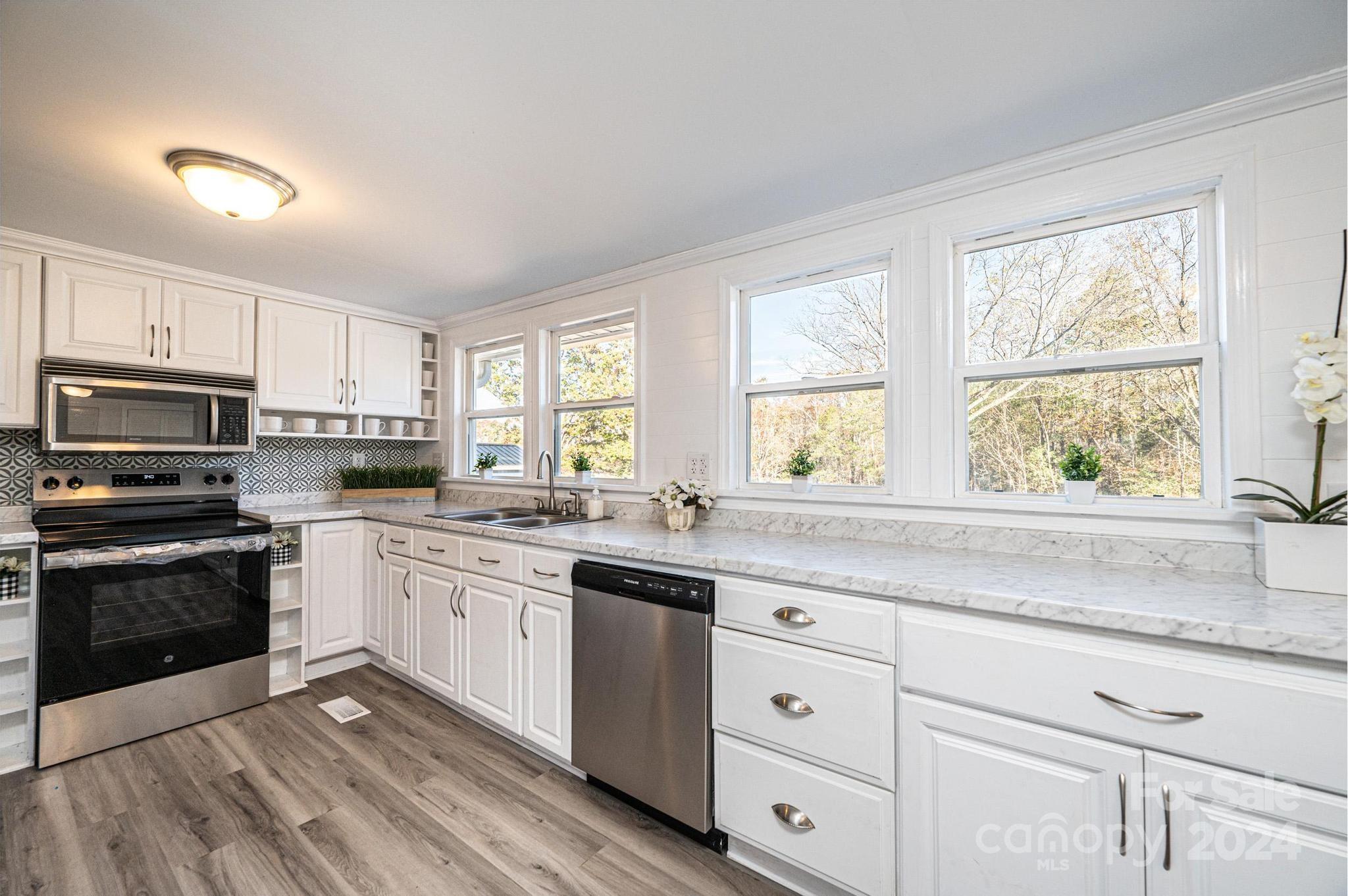 301 Hauss Ridge Road Southeast Valdese, NC 28690 - Photo 7 of 33 Gallery Image 7