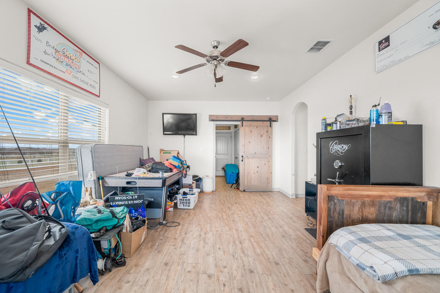 542 Nora Road Wilson, TX 79381 - Photo 34 of 42 a living room with furniture and a flat screen tv
