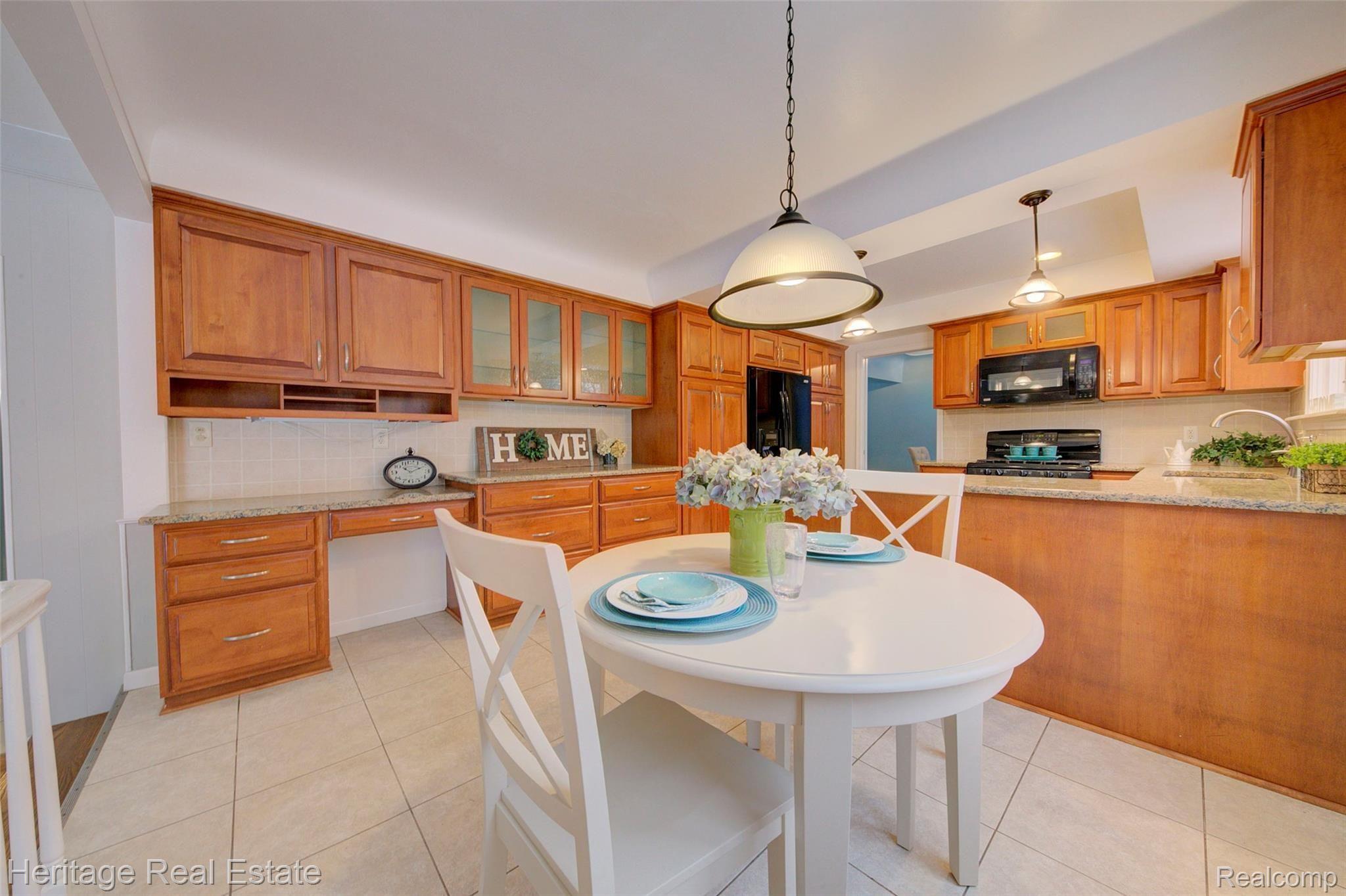 654 Old Perch Road Rochester, MI 48309 - Photo 22 of 61 Delightful breakfast nook is open to the kitchen and family room, and has views out to the backyard