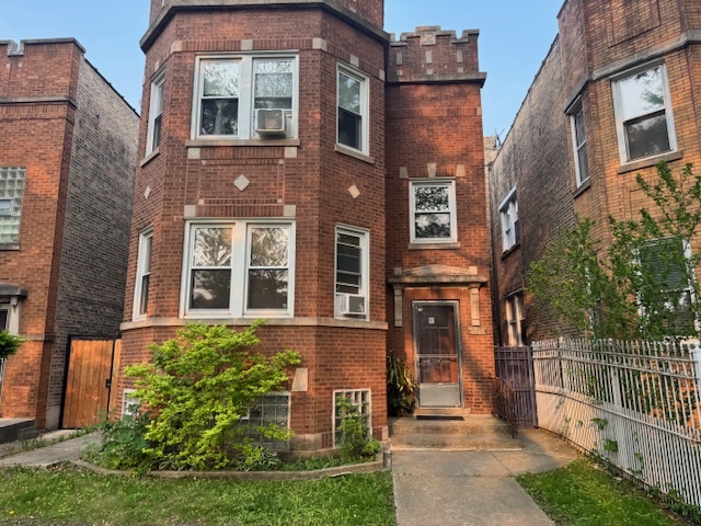 5829 North Washtenaw Avenue Chicago, IL 60659 - Photo 2 of 39 a front view of a multi story residential apartment building with a yard