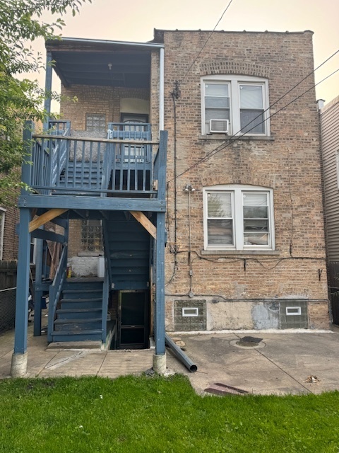 5829 North Washtenaw Avenue Chicago, IL 60659 - Photo 37 of 39 a front view of a house with garden