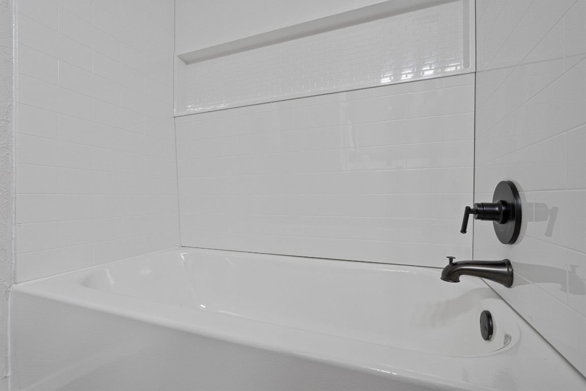 8615 Croydon Loop Austin, TX 78748 - Photo 16 of 28 a bathroom with a bath tub